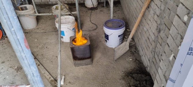 작업현장 근로자는 없고 고체연료만 피워 불안하게 하고있지만 감독은 벽면 콘크리트 미장을 굳히기 한다고 했다. 