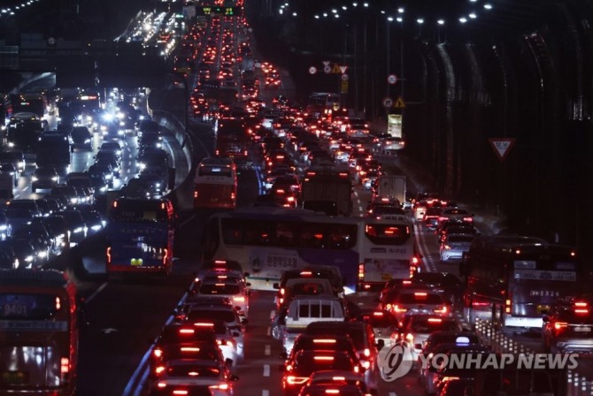 설 연휴 시작이자 금요일인 28일 오후 퇴근시간에 경부고속도로 잠원IC 인근 부산방향(오른쪽) 도로가 정체되고 있다. 사진=연합