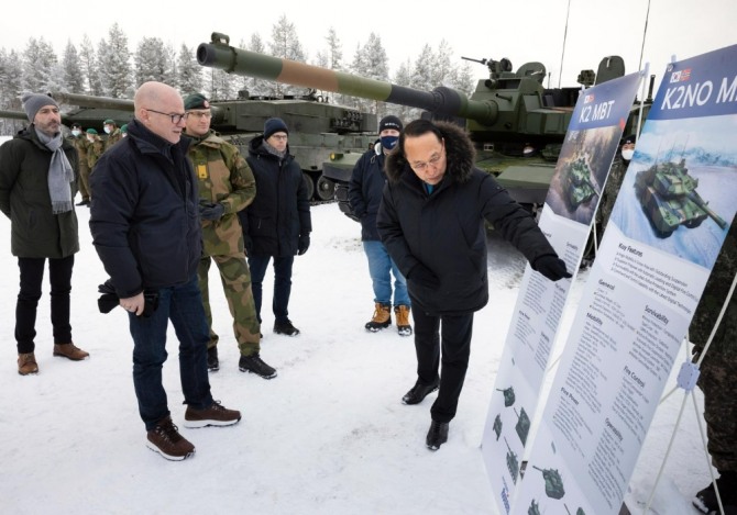 현대로템 흑표 전차에 대한 설명을 듣는 노르웨이 에녹센 국방장관. 