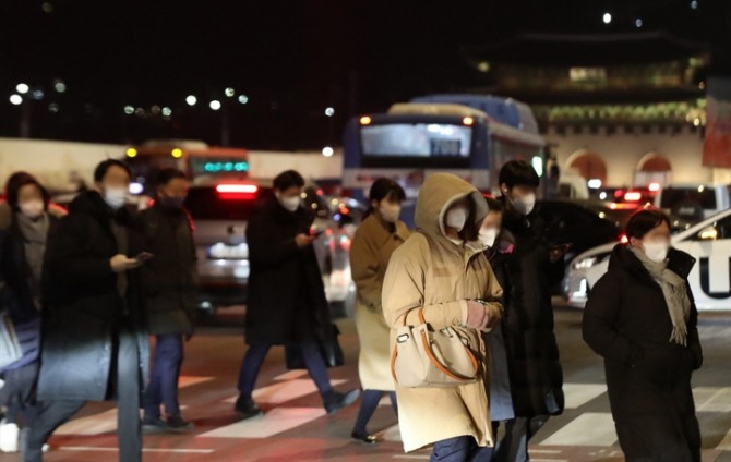 서울 광화문 인근에서 시민들이 두꺼운 옷차림으로 퇴근길 발걸음을 재촉하고 있다. [사진=뉴시스]