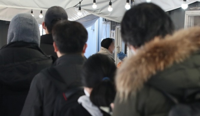 서울 중구 서울역광장 임시선별검사소에서 시민들이 선제검사를 받기 위해 줄서 기다리고 있다. [사진=뉴시스]