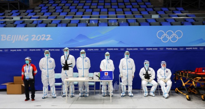 29일(현지 시간) 중국 베이징에서 2022년 베이징 동계 올림픽을 앞두고 아이스하키 경기가 열리는 국립 실내 경기장에서 조명을 테스트하고 있다. 사진=로이터 