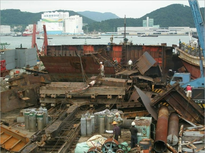 국내 한 조선소에서 직원들이 선박을 해체 하고 있다. 사진=네이버 카페 배를짓는사람들