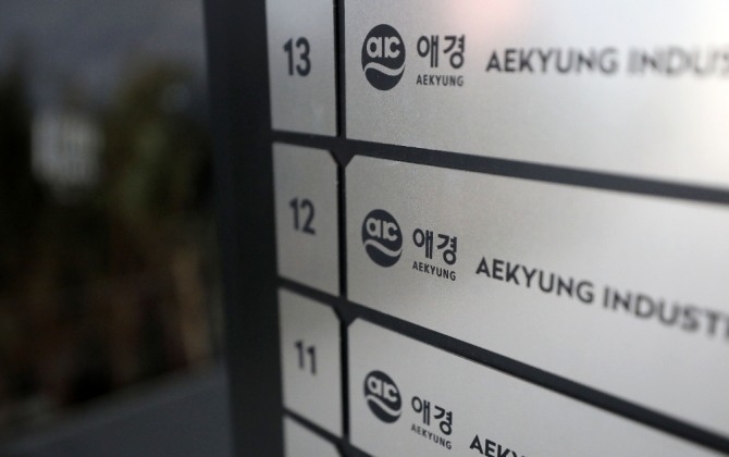 2일 재계에 따르면 유통·항공·화학을 주요 사업 축으로 삼고 있는 애경그룹은 코로나19 팬데믹 이후 항공과 유통사업부문에서 큰 타격을 받으면서 재무위기 상황을 겪고 있다. 사진=뉴시스