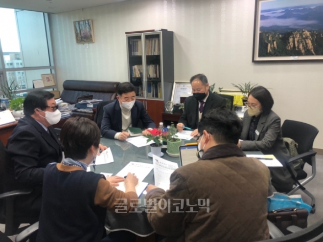 경기도의회 방재율 보건복지위원장,회의모습