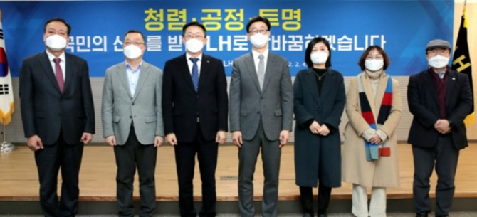 김준기 혁신위원장(왼쪽 네 번째)과 김현준 사장(왼쪽 세 번째)을 등 LH 혁신위원들이 기념촬영을 하고 있다. 사진=LH