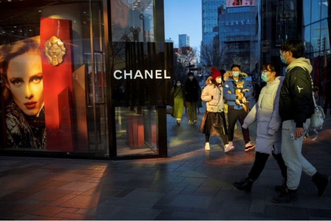 중국 소비자들이 프랑스 화장품 브랜드 샤넬 앞을 지나가고 있다. 사진=로이터