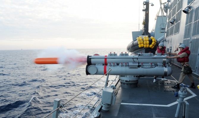 대한민국 10대 명품무기로 선정된 해군의 청상어 경어뢰 발사모습. 사진=뉴시스
