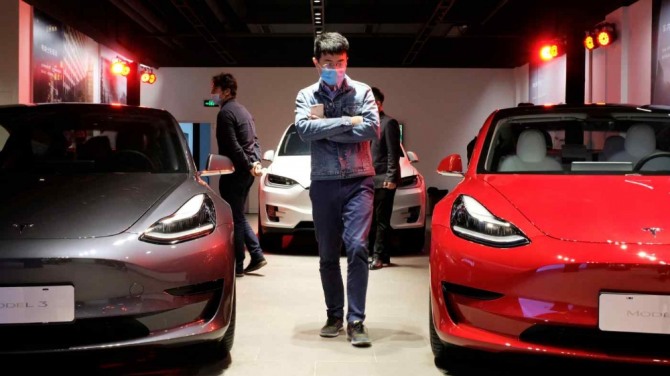 일본 소비자들이 테슬라 전시장에서 모델3 전기차를 둘러보고 있다. 사진=로이터