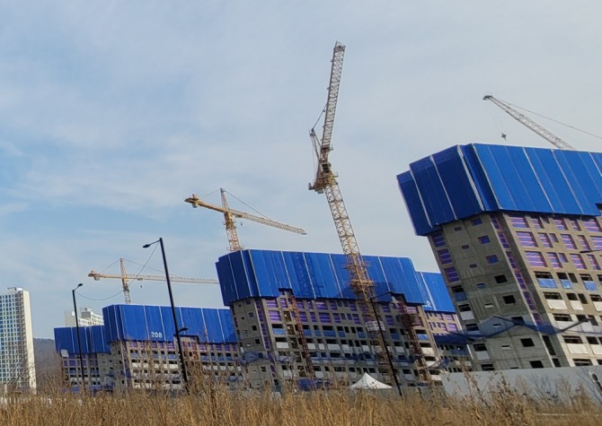 전국적인 집값 하락세 영향으로 아파트 청약시장에 냉기가 돌면서 경쟁·가점·계약이 모두 저조한 '트리플 다운' 모습을 보이고 있다. 사진은 한 아파트 단지 건설 모습. 기사 특정사실과 무관함. 사진=글로벌이코노믹DB