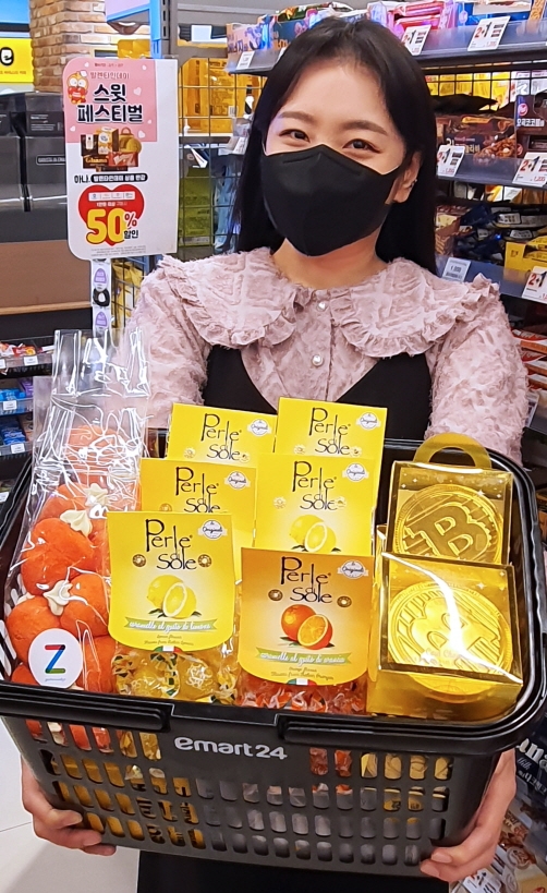 이마트24가 밸런타인데이를 맞아 전통적인 초콜릿, 사탕 등의 제품을 준비하고 경품으로 조말론 향수 등을 증정하는 '스윗 페스티벌'을 전개 중이다. 사진=이마트24 제공