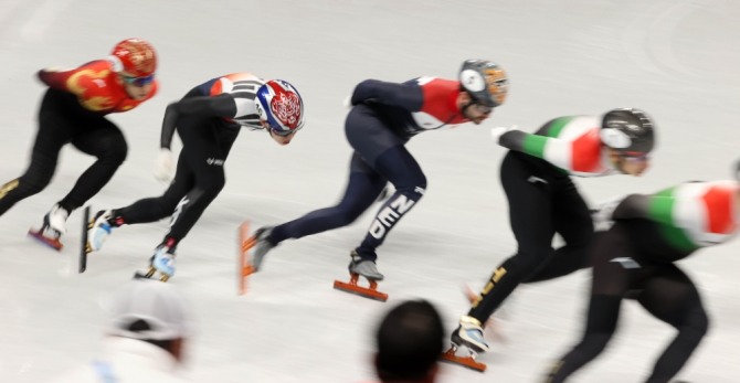 7일 오후 중국 베이징 캐피털 실내경기장에서 열린 2022 베이징 동계올림픽 쇼트트랙 남자 1000m 준결승 경기, 한국 이준서(왼쪽 두번째)가 질주하고 있다. 사진=뉴시스
