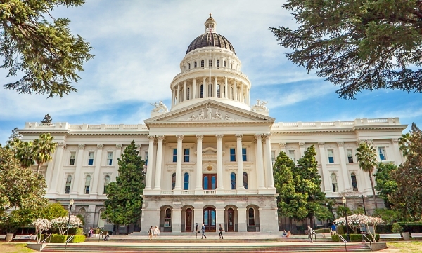 캘리포니아주 공정고용주택국(DFEH)는 액티비전 블리자드를 성차별 혐의로 고소한 전적이 있다.