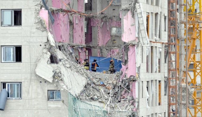 지난 7일 현대산업개발 신축 아파트 붕괴사고 현장의 매몰자 수습 모습   사진=뉴시스