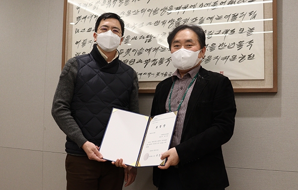 영림원소프트랩 일본클라우드사업단 박경승 부사장(오른쪽)이 KOTRA 관계자와 표창 수상 기념 촬영을 하고 있다. 