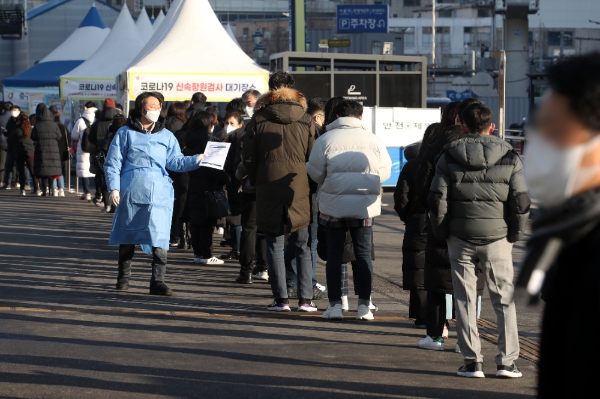 코로나19 신규 확진자가 4만9576명으로 집계된 9일 오전 서울역에 마련된 임시선별검사소에서 시민들이 검사를 받기 위해 줄을 서고 있다. 사진=뉴시스