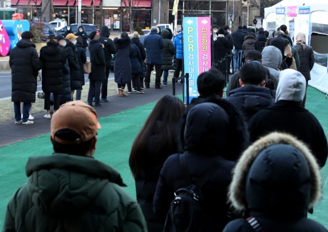 코로나19 확진자가 이날 오후 6시 기준 전국에서 최소 4만2568명 발생했다. 사진은 서울 송파구 선별진료소. 사진=뉴시스