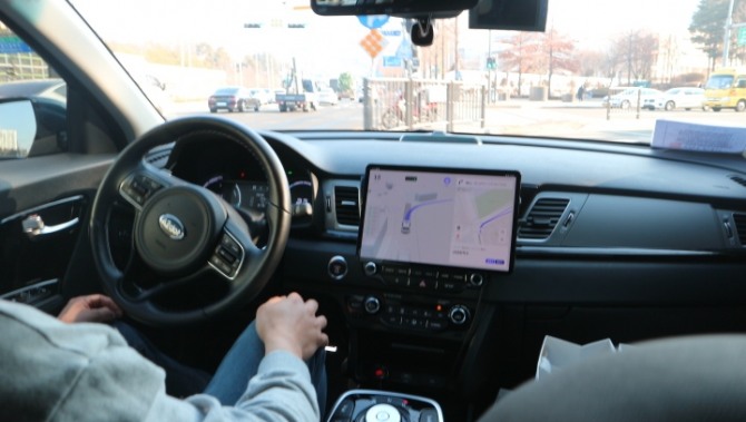 거대한 모니터로 주변 상황을 파악하고 있는 모습, 사진=글로벌이코노믹 김정희 기자