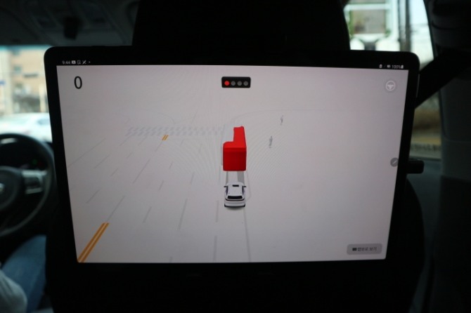 뒷좌석에 설치된 모니터. 사진=글로벌이코노믹 김정희 기자 