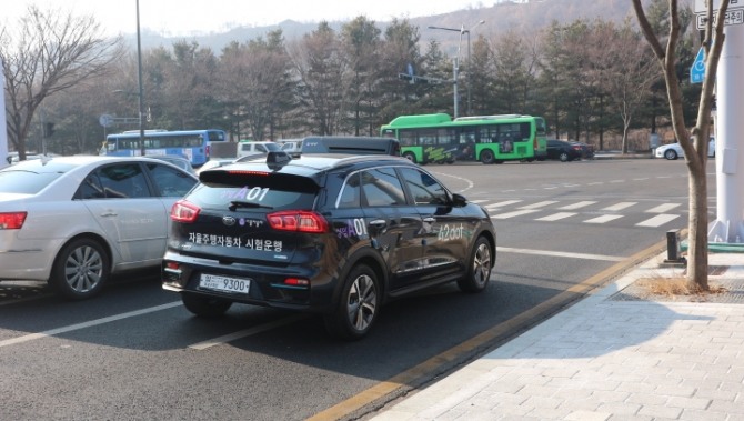 교차로에서 잠시 정차한 자율주행차 모습. 사진=글로벌이코노믹 김정희기자
