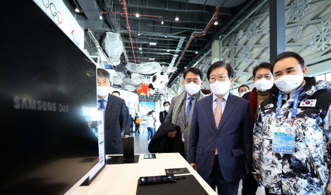 박병석 국회의장(앞줄 오른쪽에서 두번째)이 2022 베이징 동계올림픽 개막일인 지난 4일 오전 중국 베이징 올림픽 메인 미디어센터(MMC)를 찾아 한국 취재진과의 차담회에 앞서 센터 내 삼성전자 부스를 둘러보고 있다. 사진=뉴시스