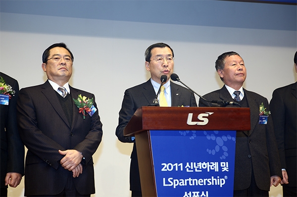 2011년 LS파트너십 선포식에서 구자홍 회장(왼쪽에서 두번째)이 인사말을 하고 있다. 사진=LS그룹