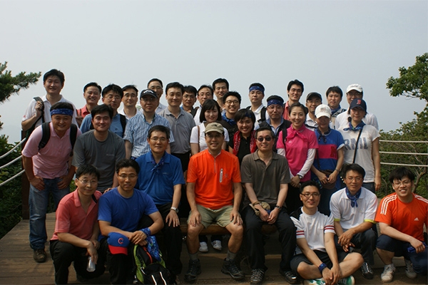 2009년 직원과 함께한 청계산 산행에서 구자홍 회장(앞줄 가운데)이 직원들과 단체촬영을 하고 있다. 사진=LS그룹
