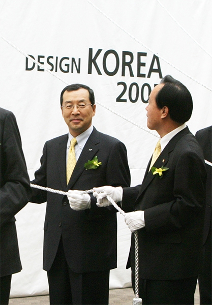 2005년 디자인 코리아 개막식에 참석한 구자홍 회장이 기념촬영을 하고 있다. 사진=LS그룹