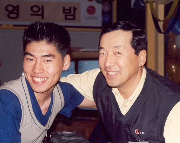 2000년 N-camp 직원들과 만찬을 하던 구자홍 LG전자 회장이 직원과 기념촬영을 하고 있다. 사진=LS그룹