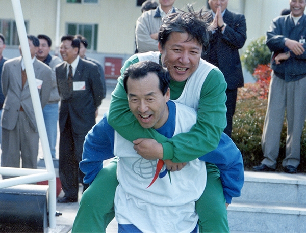 1999년 구자홍 LG전자 LG전자 회장이 노조위원장을 업고 뛰고 있다. 사진=LS그룹