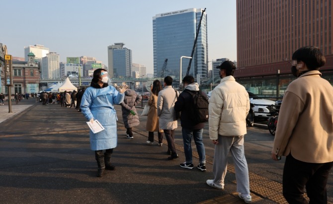 11일 오전 서울역 임시선별검사소에서 시민들이 검사를 받기 위해 줄을 서 있다. 중앙방역대책본부는 이날 0시 기준으로 확진자가 5만3천926명 늘었다고 밝혔다.사진=연합