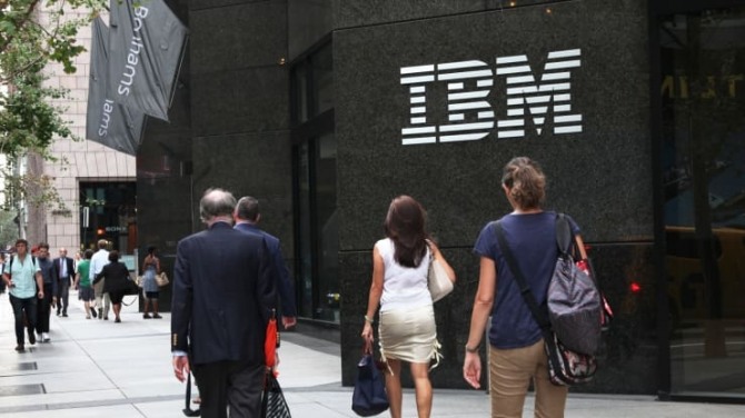 IBM이 나이 든 직원들을 대거 몰아내다가 연령 차별로 미국에서 집단 소송을 당했다. 사진은 IBM으로 출근하는 직원들 모습.  사진=CNBC