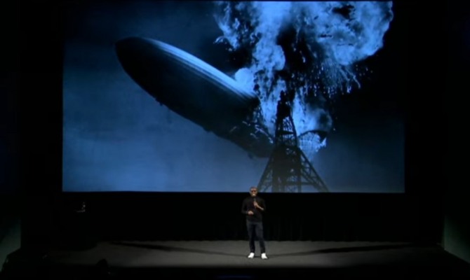 스테이시 스파이크스가 지난 10일(현지시간) 미국 뉴욕의 월터리드극장에서 무비패스의 컴백을 선언하고 있다. 사진=트위터