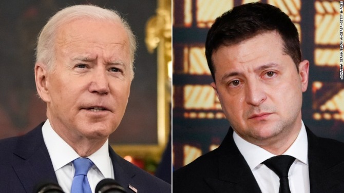 조 바이든 미국 대통령(왼쪽)과 볼로디미르 젤렌스키 우크라이나 대통령이 13일(현지시간) 51분간 통화하면서 러시아의 군사적 위협 대응 방안을 협의했다. 사진=CNN