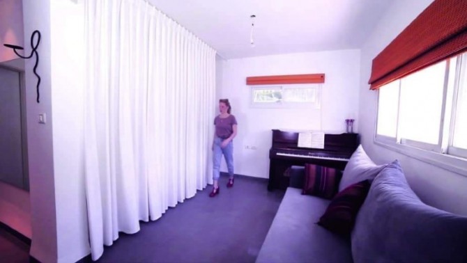 마이크로맥스 접이식 방공호를 설치한 후 커튼으로 가렸다. 사진=마이크로맥스