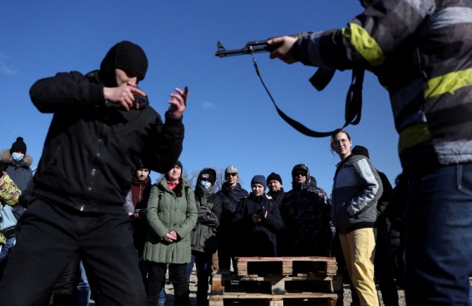 러시아의 침공 위협 속에서 군사 훈련에 참가하는 키예프의 민간인들. 사진=로이터