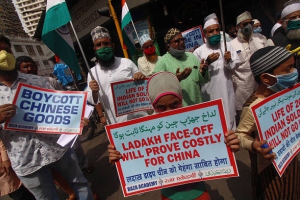 2020년 6월 인도·중국 간 국경 분쟁이 일어난 후 인도 뭄바이 시민들이 중국 제품 보이콧 시위에 나섰다. 사진=Getty