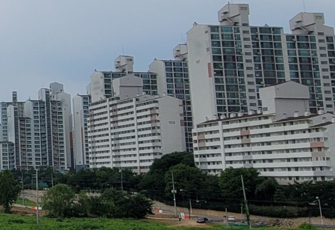 30년 이상 노후화 된 1기 신도시에 리모델링 움직임이 가속화되고 있다. 사진은 일산신도시 모습. 사진=최환금 기자