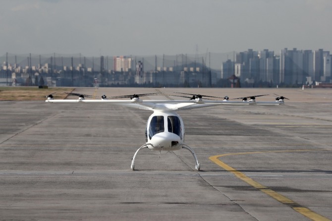 서울 김포비즈니스항공센터(SGBAC)에서 열린 ‘도심항공교통(UAM) 비행 시연 행사’에서 볼로콥터가 이륙을 준비하고 있다. 사진=뉴시스