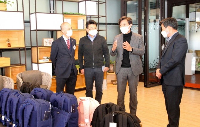 김영문 한국동서발전 사장 (왼쪽 세번째) 이 전달식 행사 후 관계자들과 대화하는 모습. 사진=동서발전