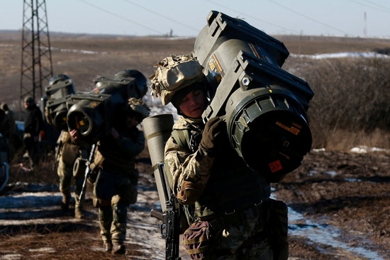 우크라이나군이 15일(현지 시각) 도네츠크 지역에서 훈련을 하고 있다. 사진=로이터