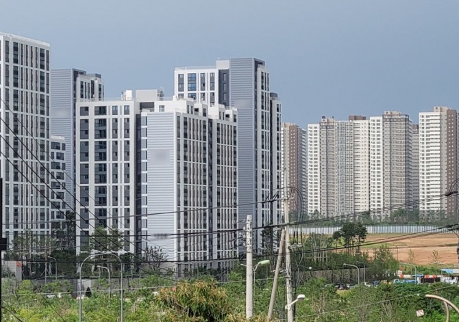 파주 운정신도시 운정3지구에 들어서는 한 아파트 단지 건설현장 전경. 오른쪽에 GTX 운정역 예정 부지 모습이 보인다. 사진=최환금 기자