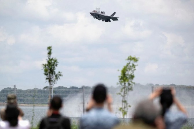 시민들이 세계 최강의 전투기로 불리는 F-35전투기의 비행을 지켜보고 있다. 사진=로이터