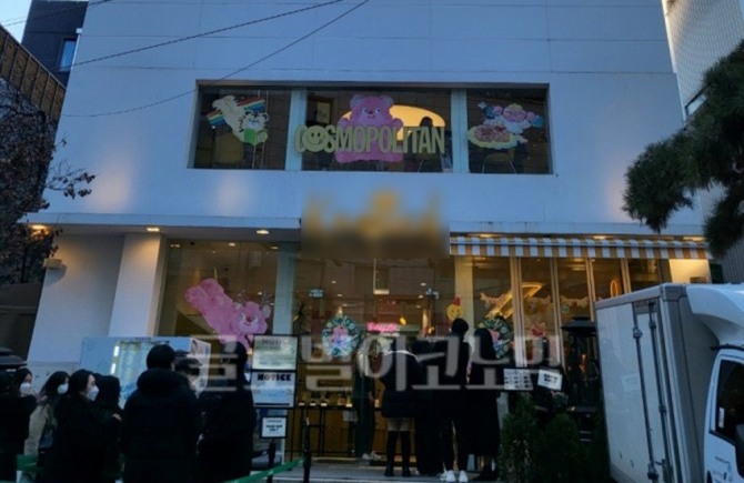 청담동의 한 베이커리 가게 앞에 대기 줄이 늘어져 있다. 사진=손민지 기자