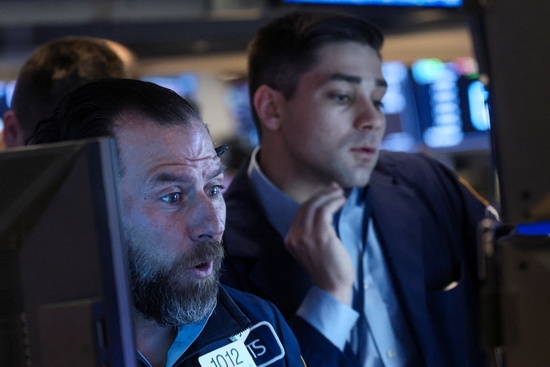 뉴욕증권거래소(NYSE)의 한 트레이더가 놀라는 표정을 짓고 있다. 사진=로이터