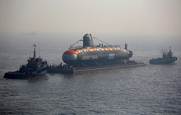 인도가 첨단 잠수함을 건조할 계획이 입찰 업체들의 잇따른 포기로 위기를 맞았다. 