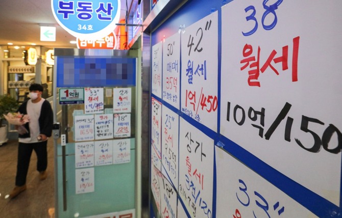 서울 시내 부동산 중개사무소에 부착된 아파트 시세표 모습. 사진=뉴시스