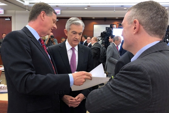 제롬 파월 연방준비제도(Fed) 의장이 찰스 에반스 시카고 연은 총재(왼쪽) 제임스 불러드 세인트루이스 연은 총재와 이야기하고 있다. 사진=로이터
