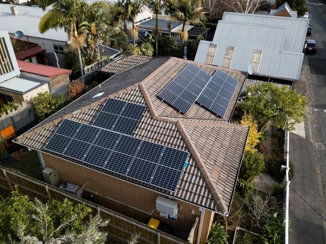 호주 빅토리아주 멜버른 주택 지붕에 설치된 한화큐셀 모듈 모습.사진=한화큐셀