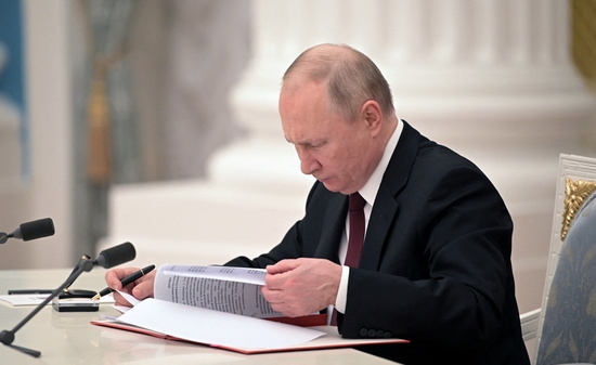 블라디미르 푸틴 러시아 대통령이 22일(현지시간) 우크라이나 동부 돈바스 지역에 러시아 평화유지군 진입 명령을 내렸다. 사진=로이터